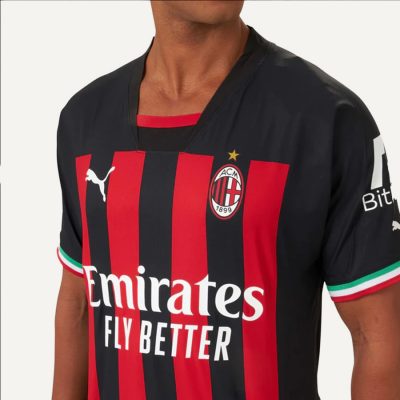 Nhắc tới Clb Ac Milan thì không ai là không biết tới một đội bóng đến từ thành phố Milana nước Ý. Được xem là một trong những câu lạc bộ thành công nhất trên thế giới với lượng Fan vô cùng đông đảo. AC Milan luôn nhận được sự săn đón từ cổ động viên và giới truyền thông. Mùa Giải UEFA Champions League 2022/2023 sắp diễn ra, việc Clb này công bố áo đấu mới đang làm khuynh đảo ngành công nghiệp thời trang thể thao. Cùng Xưởng Hacado tìm hiểu về áo đấu AC Milan 2022/23 trong bài viết dưới đây.