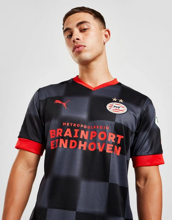 Áo PSV Eindhoven sân khách 2022/23 đã được rò rỉ, và các fan hâm mộ đã săn lùng. Chiếc áo đấu sân khách thiết kế theo mô phỏng lại độ đẹp của diện mạo của Bảo tàng Van Abbemuseum của Eindhoven. Và nó đã tự hào có một họa tiết ca rô từ màu mà câu lạc bộ gọi là màu 'Những đêm của Paris'.