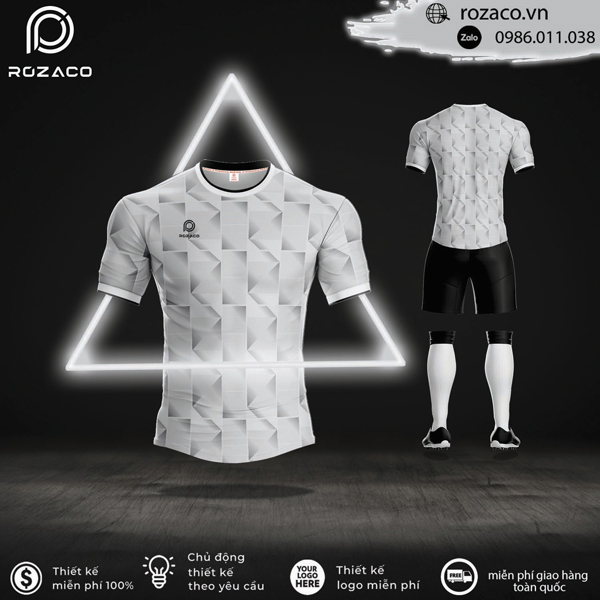 Áo bóng đá thiết kế màu trắng pha xám khá lạ mắt. Sự đặc biệt này còn được thể hiện ở chính các họa tiết hình thù 3D độc đáo trên áo đấu. 