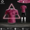 Xưởng may Rozaco sẽ đem đến cho bạn một phiên bản áo đấu bóng đá giá rẻ màu đỏ tự thiết kế không logo hoàn toàn khác xa so với những gì bạn suy nghĩ. Đây sẽ là một phiên bản phối hợp màu sắc đầy thú vị, cuốn hút cùng với họa tiết "không giống ai".