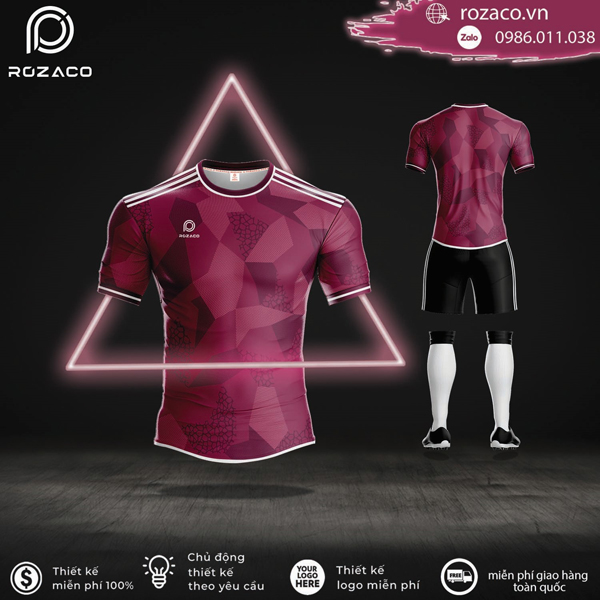 Xưởng may Rozaco sẽ đem đến cho bạn một phiên bản áo đấu bóng đá giá rẻ màu đỏ tự thiết kế không logo hoàn toàn khác xa so với những gì bạn suy nghĩ. Đây sẽ là một phiên bản phối hợp màu sắc đầy thú vị, cuốn hút cùng với họa tiết 