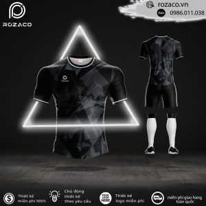 Xưởng may Rozaco giới thiệu đến bạn áo đá bóng mới - giá rẻ không logo màu đen dưới đây. Thiết kế sở hữu màu đen vô cùng ấn tượng cùng với họa tiết độc đáo xuất hiện trên áo đấu.