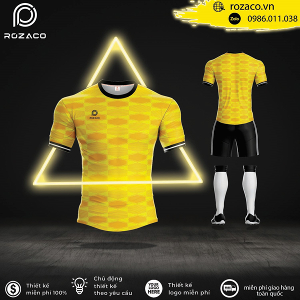 Bạn đã sẵn sàng sở hữu mẫu áo đấu mới nhất 2023 không logo màu vàng rực rỡ, cuốn hút dưới đây đến từ xưởng may Rozaco hay chưa? Là một phiên bản không chỉ có màu sắc nổi trội, mà họa tiết được sử dụng cũng vô cùng độc lạ.