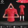 Trang phục áo bóng đá 2023 không logo màu đỏ ấn tượng nhất là một trong những bộ áo sở hữu trọn vẹn màu sắc cuốn hút này. Không chỉ vậy, việc phối hợp cùng các chi tiết khác trên áo cũng khiến thiết kế dưới đây thêm phần độc đáo hơn nữa.