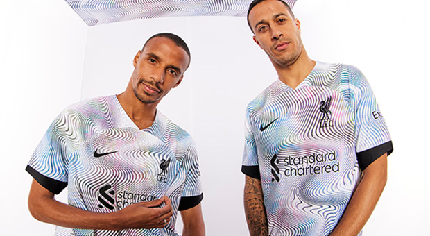 Bộ trang phục áo đấu sân khách Liverpool FC 2022/23 đã được phát hành rồi nhé. Với lối thiết kế chóng mặt, mẫu áo đã được lấy cảm hứng từ một nền âm nhạc sôi động vui vẻ của thành phố Liverrpool.