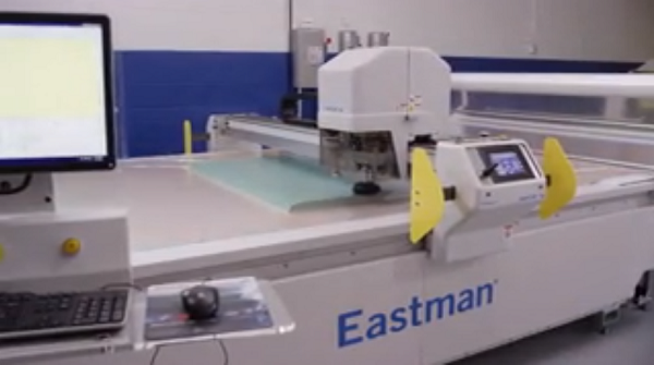 Cắt vải may áo đấu bằng máy cắt Eastman CNC hiện đại nhất