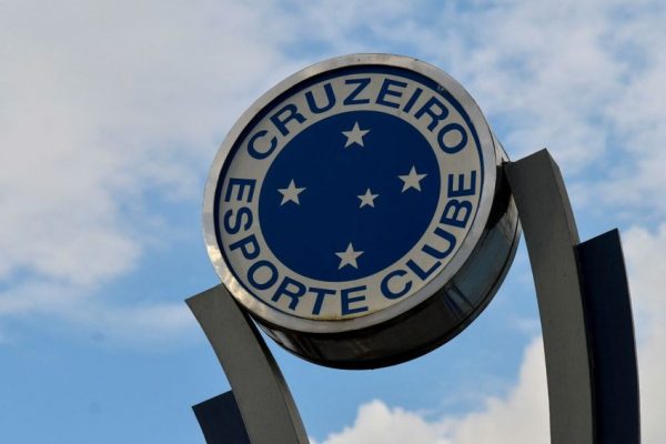 Hãy thử một lần thay đổi phong cách của mình bằng những chiếc áo Cruzeiro không logo 2023 của Xưởng Rozaco. Một mẫu áo có màu sắc vô cùng trẻ trung và bắt mắt đang được các Công ty đặt làm áo đồng phục rất nhiều. Theo dõi bài viết để biết thêm thông tin và hình ảnh về mẫu áo này nhé!