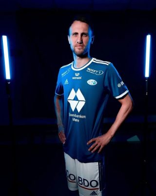 Mẫu áo đấu câu lạc bộ Molde 2022/23 sân nhà. Trên nền tông màu xanh cùng với các hoa văn in chìm trên thân áo. Cùng với logo và sọc trắng ở vai. 