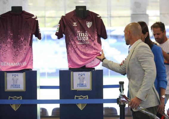 Mẫu áo đấu sân khách CLB Málaga 2022/23 đã được lấy cảm hứng từ tên biệt danh của sân vận động mang tính biểu tượng, La Rosaleda.