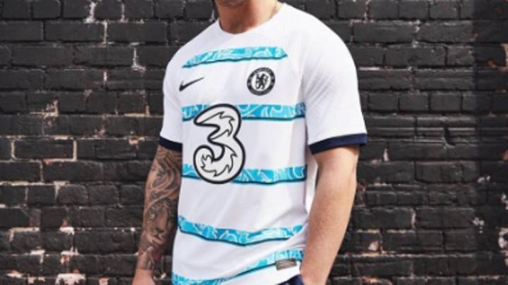 Mẫu áo sân khách CLB Chelsea 2022/23 của Nike sản xuất đã được tung ra thị trường. Màu trắng đã được nhà sản xuất lấy làm gam màu chính cho chiếc áo.