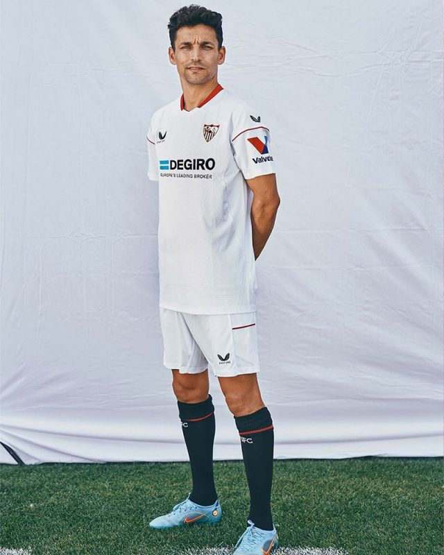 Mẫu áo bóng đá sân nhà CLB Sevilla 2022/23 lộ diện Mẫu áo sân nhà được lấy gam màu trắng làm gam màu chính của chiếc áo.