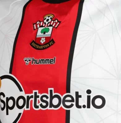 Các chi tiết áo sân nhà F.C Southampton một mô hình hình học đương đại được lấy từ những viên đá mang tính biểu tượng của Công viên St Mary được tìm thấy trên thân và mặt sau của chiếc áo.