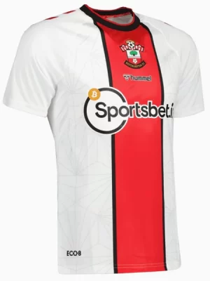 Mẫu áo bóng đá sân nhà Southampton 2022/2023 đã mang đến một cái nhìn mới lạ. Nó được thiết kế với một sự xoay chuyển hiện đại trên các sọc dọc màu đỏ chính giữa áo của câu lạc bộ.