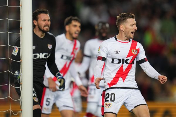 Trang phục sân nhà câu lạc bộ Rayo Vallecano 2022/23 được sản xuất bởi Umbro. Mẫu áo đấu sân nhà được sử dụng gam màu chủ yếu là màu trắng