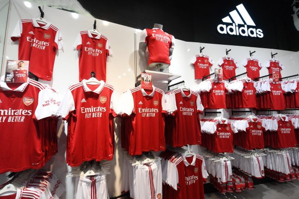 Hình ảnh đại diện cho bài viết Áo Bóng Đá Arsenal 2023 - "Tân Binh Mới" Của Adidas Có Được Lòng Fan Hâm Mộ?