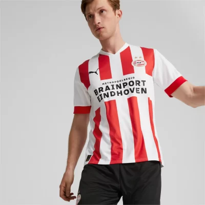 Áo PSV Eindhoven sân nhà 2022/23 đã được rò rỉ ra thị trường hiện nay. Chiếc áo đấu được lấy các sọc dọc đỏ nổi tiếng của câu lạc bộ PSV trên một nền màu trắng.