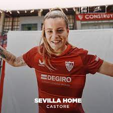Mẫu áo bóng đá sân khách CLB Sevilla 2022/23 lộ diện trên thị trường. Chiếc áo sân khách đã được lấy gam màu đỏ sẩm cùng với đồ họa vòng tông màu và biểu trưng màu trắng.