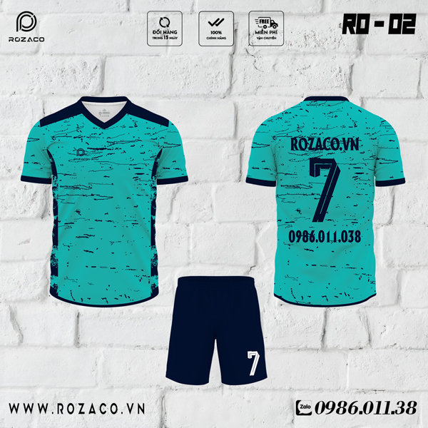 Áo bóng đá không logo xanh real RO-02 được sản xuất từ các dòng vải cao cấp thấm hút mồ hôi. Và đã nhận được nhiều phản hồi tích cực đến từ các khách hàng đã trải nghiệm nó. 